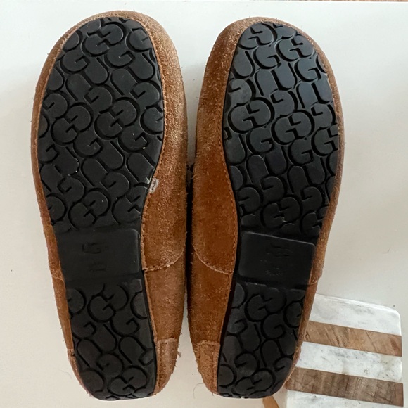 UGGs boys slippers sz 3 VGUC suede moccasin shearling lined rubber sole UK 2 - Picture 5 of 8